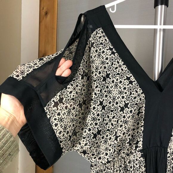 BLACK & Cream V-neck Flowy Open Shoulder Short Sleeve Dress Sz M - Picture 3 of 6